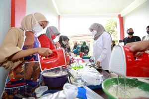 Bupati Banyuwangi Ipuk Fiestiandani (Kanan Baju Putih) Meninjau Langsung Pembuatan Kue Produksi Warga Desa Kajaharjo. (dokumentasi HUMAS Pemkab)