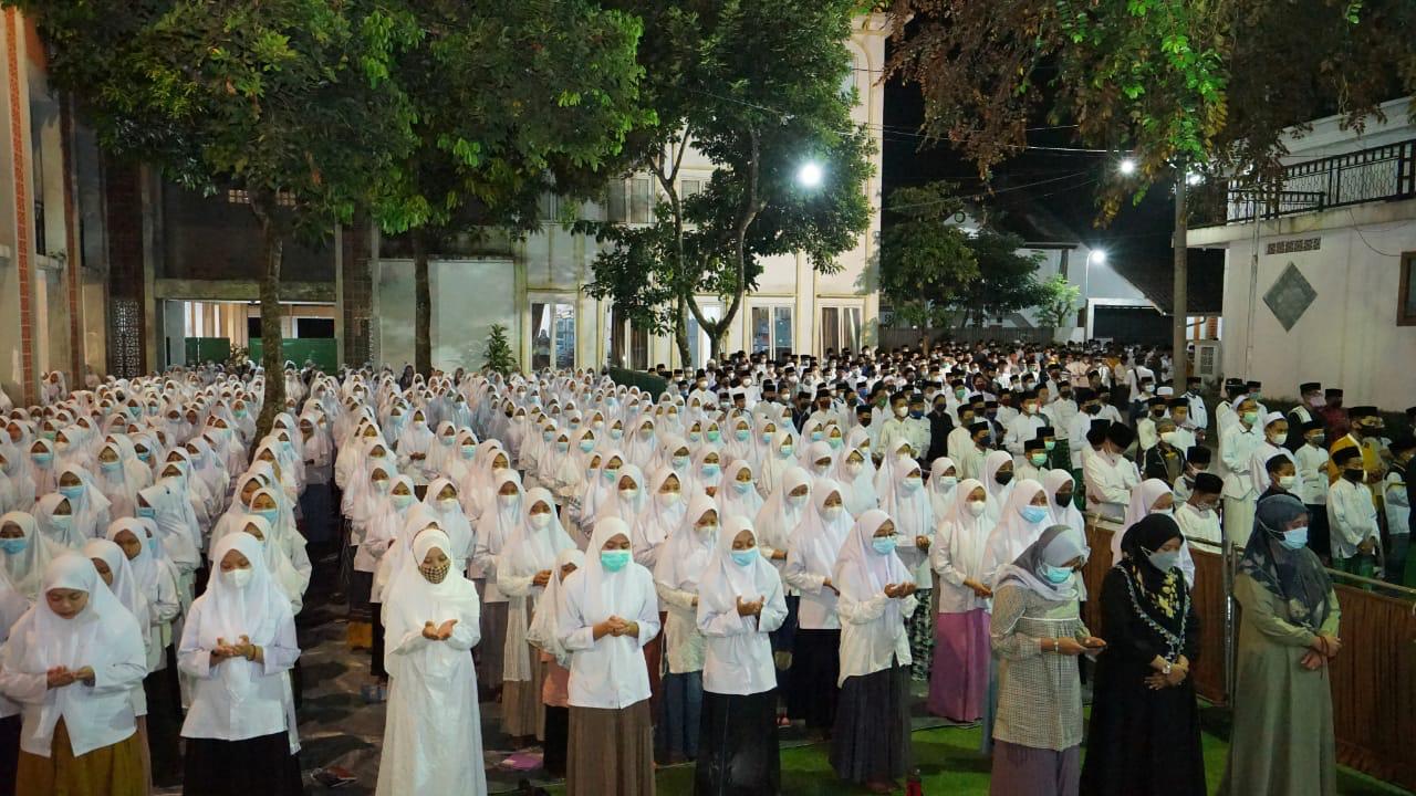 Para Santri Memanjatkan Doa untuk Keselamatan 53 Prajurit TNI AL Yang Berada di Dalam KRI Nanggala-402. (Foto: dok HUMAS Pemkab Banyuwangi)