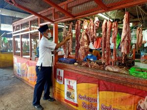 Harga Daging Sapi di Pasar Genteng 1, Banyuwangi Naik Memasuki Bulan Ramadhan. (Foto: Ikhwan Banyuwangihits.)