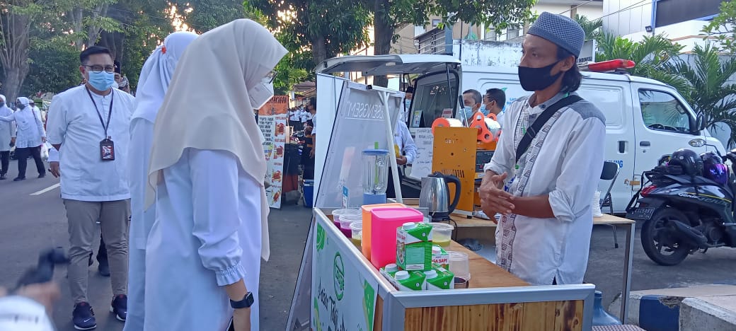 Bupati Banyuwangi Ipuk Fiestiandani Meninjau Langsung Pasar Ramadhan di Kawasan Jalan Brigjen Katamso. (Foto: Ikhwan Banyuwangihits)