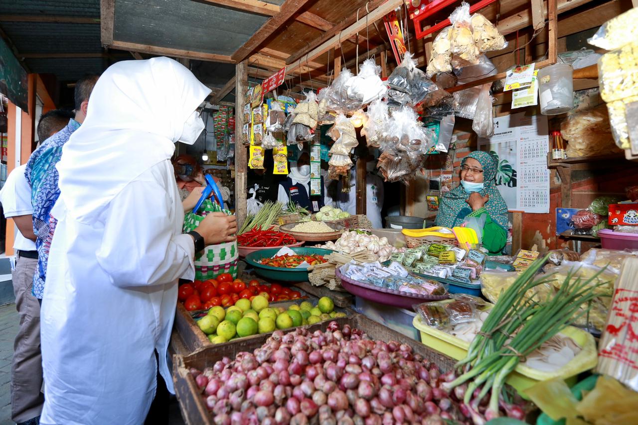Bupati Banyuwangi Ipuk Fiestiandani Melakukan Gerakan Belanja ke Pasar. (Foto: dok HUMAS Pemkab Banyuwangi/ Banyuwangi Hits)