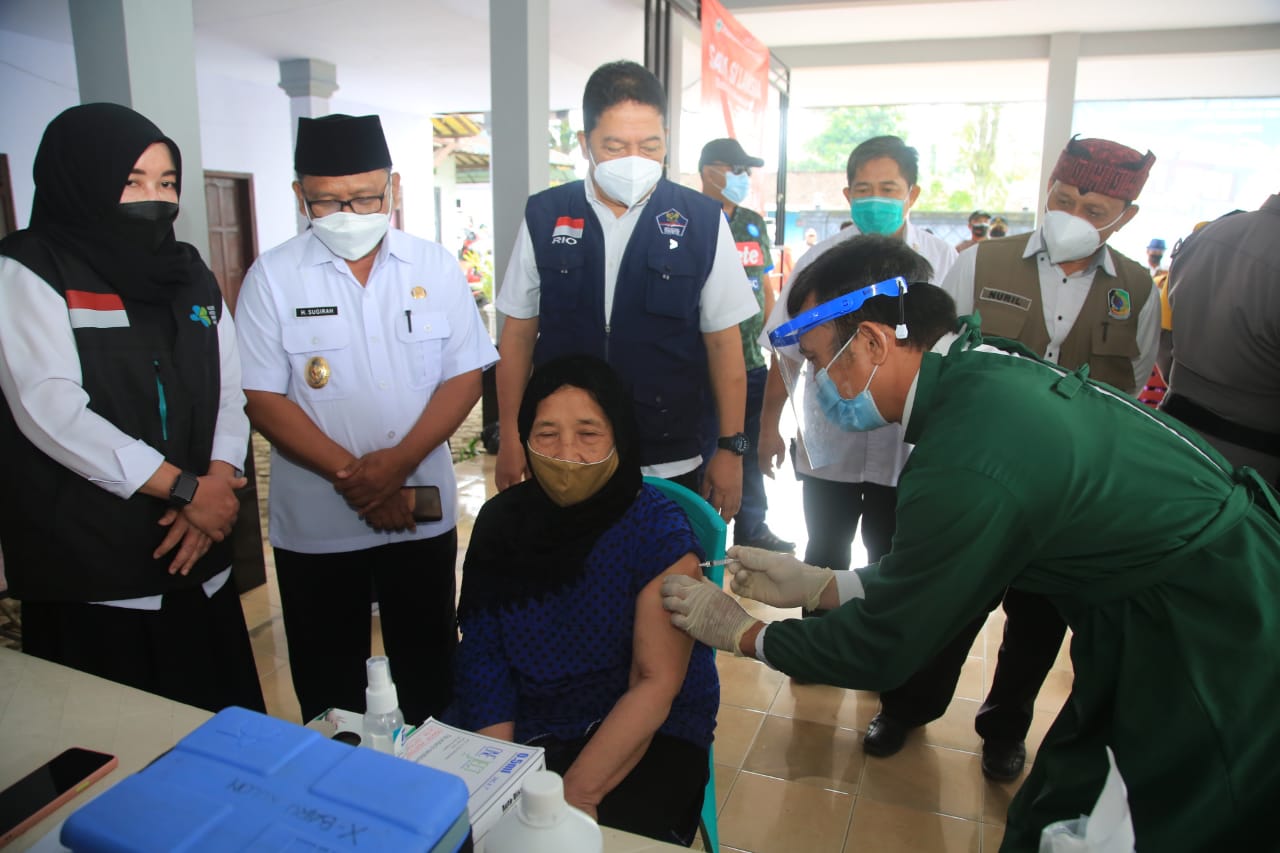Wakil Bupati Banyuwangi Sugirah (Tengah) Memantau Langsung Pelaksanaan Vaksinasi Lansia di Kecamatan Kalibaru. (Foto: dok Humas Pemkab Banyuwangi/ Banyuwangi Hits)