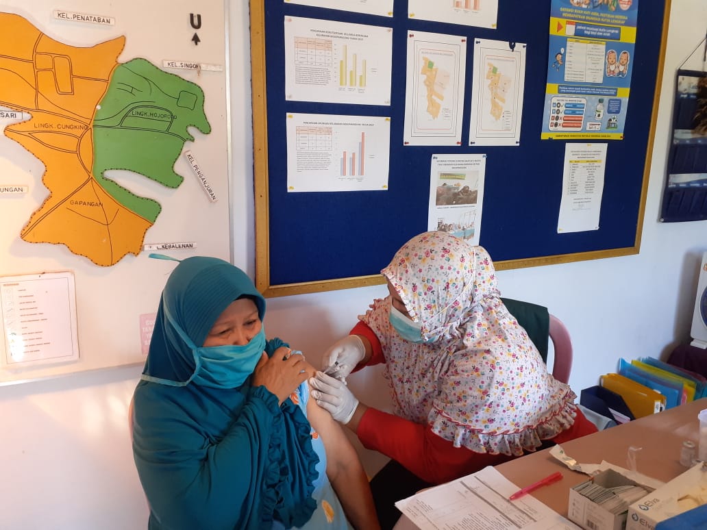 Pelaksanaan vaksinasi lansia di Lingkungan Mojoroto, Kelurahan Mojopangung, Giri Banyuwangi. (Foto: Hermawan Banyuwangi Hits)