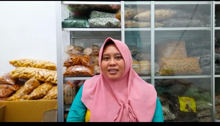 Penjual Kue Kering Anissah Jelang Hari Raya Idul Fitri Omsetnya Meningkat. (Foto: Irham Banyuwangi Hits)
