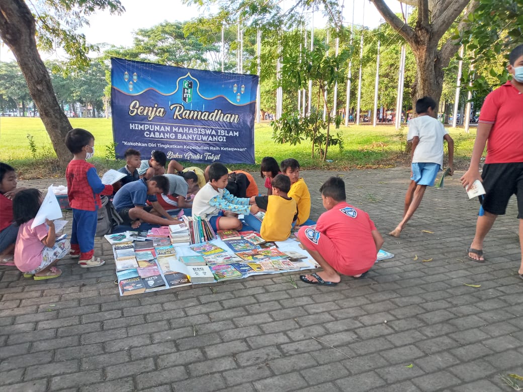 Perpustakaan Keliling Himpunan Mahasiswa Islam (HMI) Cabang Banyuwangi di Taman Blambangan Di serbu Pembaca. (Foto: Irham Banyuwangi Hits)