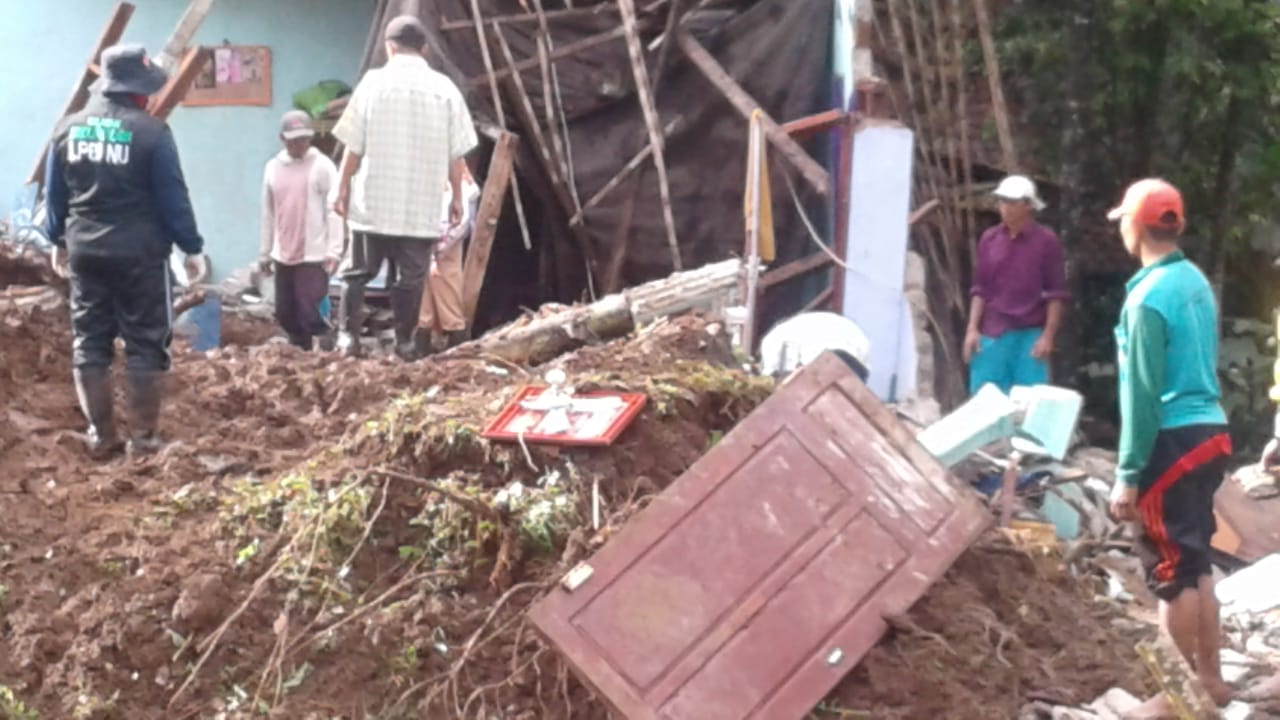 Tanah Longsor di Desa Pakel, Kecamatan Licin , Merusak  3 Rumah Milik Warga Setempat. (Foto: dok Pusdalops BPBD Banyuwangi/ Banyuwangi Hits)