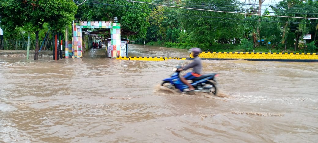 Luapan Sungai Bagong Kelurahan Sobo. Mengenangi Jalan S Parman Banyuwangi. (Foto:  dok Pusadalop BPBD Banyuwangi/ Banyuwangi Hits)