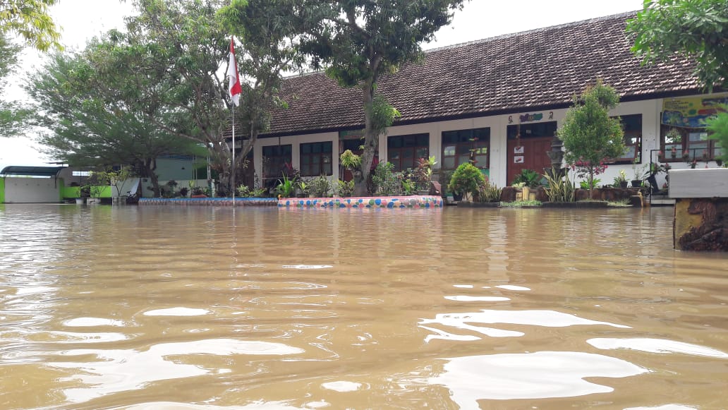 SDN 2 Pakis Tergenang Air Hujan, Ujian Sekolah Dibatalkan. (Foto: Irham Banyuwangi Hits)