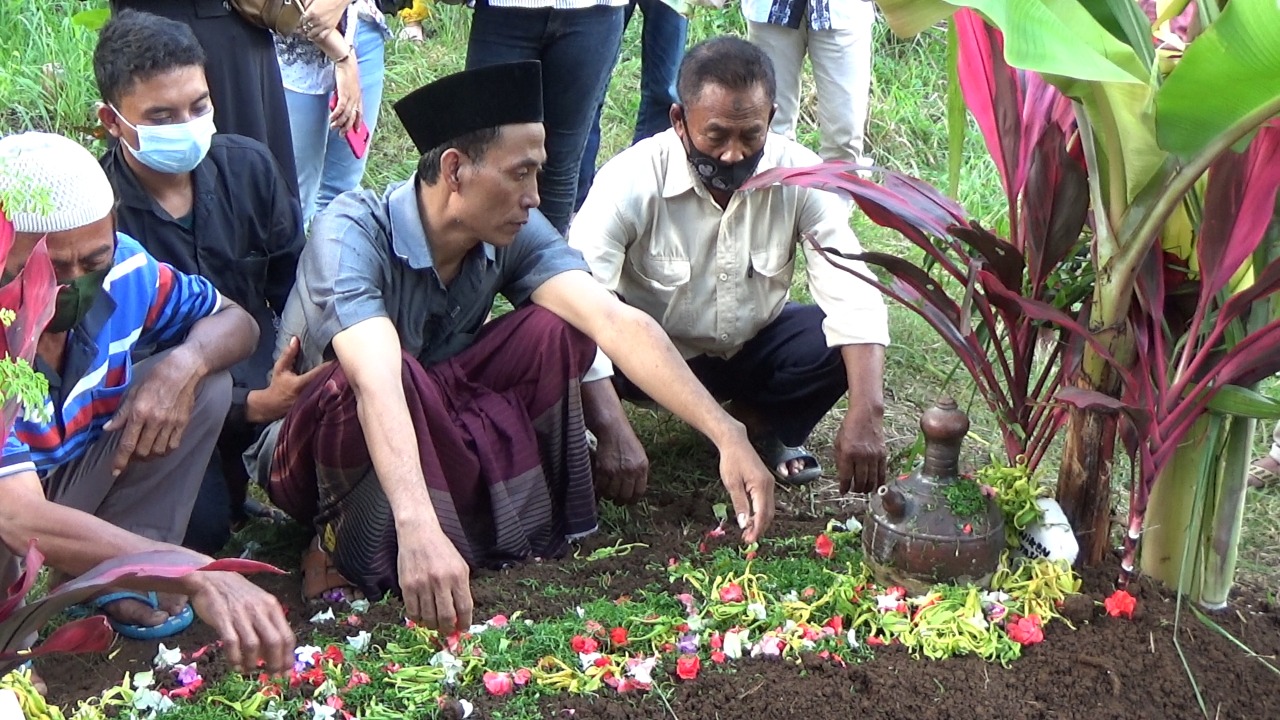 Prosesi Pemakaman Korban Tenggelamnya KMP Yunicee (Foto: Ikhwan Banyuwangi Hits)