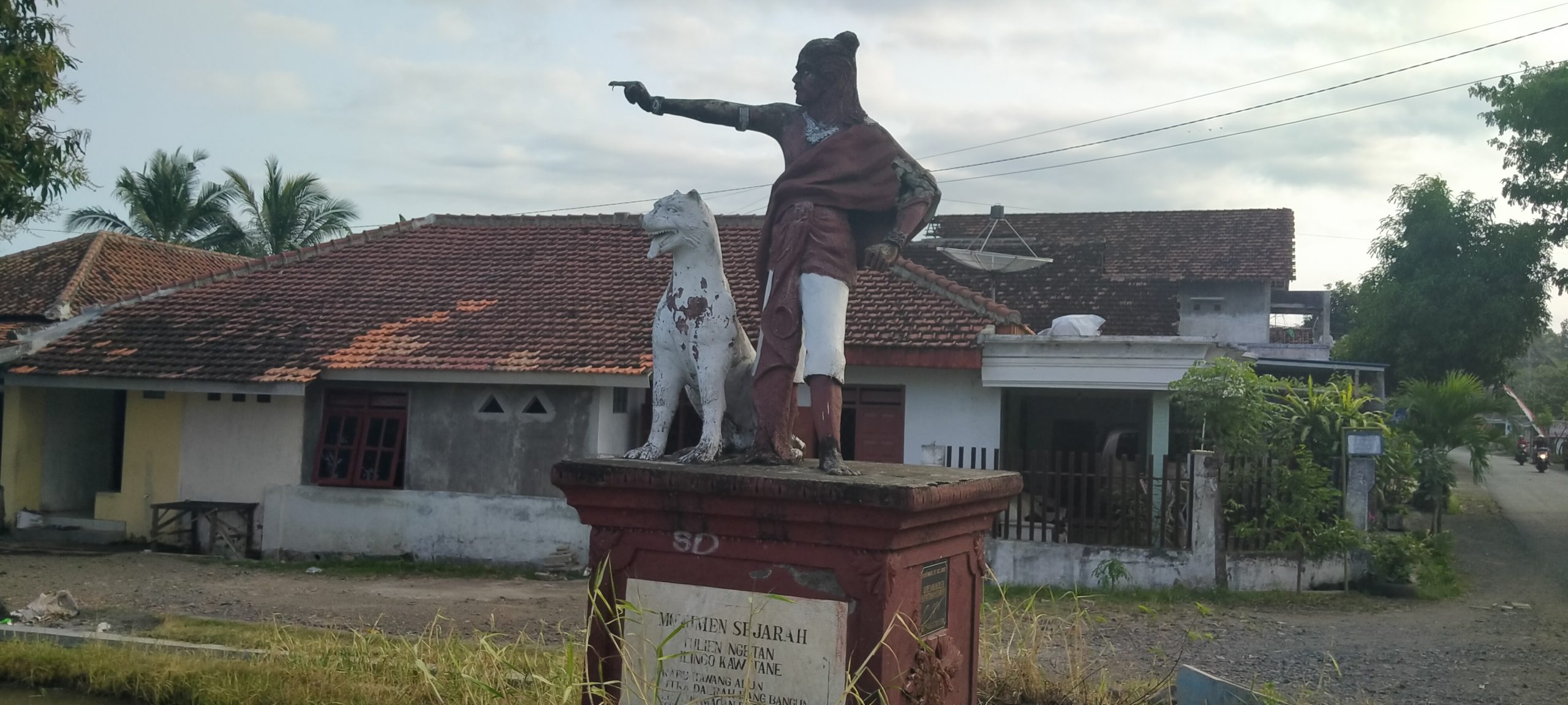 Patung Prabu Tawangalun Bersama Macan Putih di Desa Macan Putih, Yang Dulu Pernah Menjadi Kerajaan Blambangan. ( Foto: Hermawan Banyuwangi Hits)