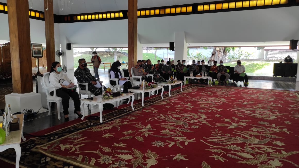 Bupati Banyuwangi Ipuk Fiestiandani Berikan Arahan Kepada Toko Agama dan Masyarakat Terkait Pemberlakukan PPKM Darurat . (Foto: Irham Banyuwangi Hits)