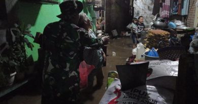 Personel TNI Bagikan Nasi Bungkus untuk Korban Banjir