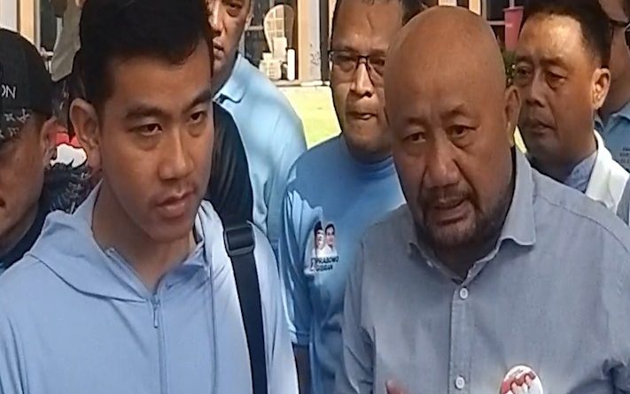 Cawapres Gibran Rakabuming Raka dan Ketua TKD Kabupaten Banyuwangi H. Sumail Abdullah saat Hendak Keluar Hotel Berbintang di Kecamatan Kabat, Kabupaten Banyuwangi, Rabu (10/01). Foto : Redaksi Banyuwangihits.id