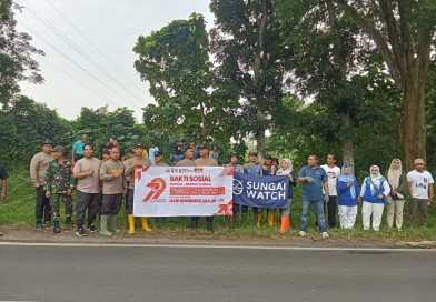 Peringati Hari Bhayangkara ke-79, Polsek Genteng dan Sungai Watch Bersihkan Sungai di Sasak Mayit