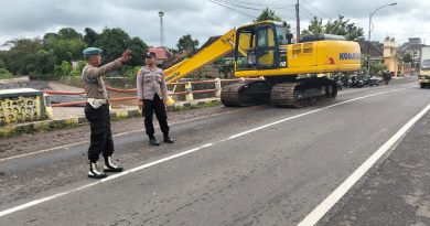 Antisipasi Banjir Dinas Pengairan dan Polisi Siagakan Alat Berat di Jembatan Alas Malang Antisipasi Banjir Dinas Pengairan dan Polisi Siagakan Alat Berat di Jembatan Alas Malang