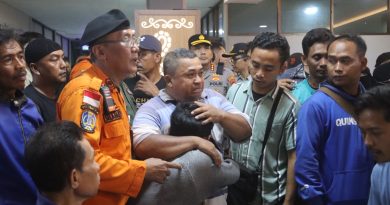 Tangis Haru Iringi Kepulangan 21 Korban Selamat KMP Tunu Pratama Jaya di Ketapang Tangis Haru Iringi Kepulangan 21 Korban Selamat KMP Tunu Pratama Jaya di Ketapang
