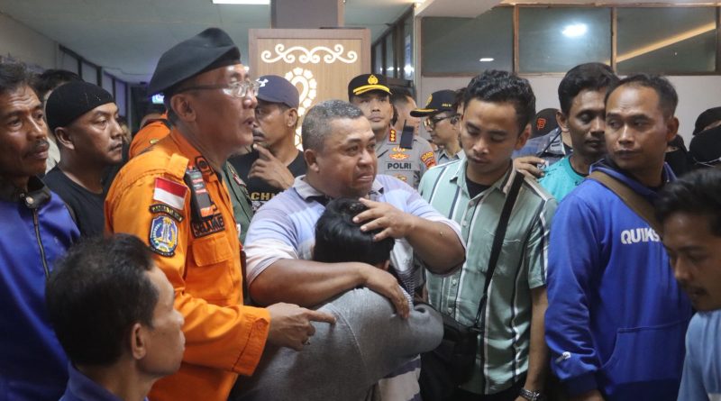 Tangis Haru Iringi Kepulangan 21 Korban Selamat KMP Tunu Pratama Jaya di Ketapang