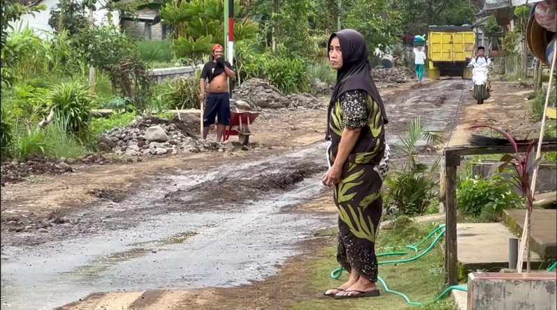 Rusak Jalan Desa, Warga Minta Tambang Diduga Ilegal di Songgon Ditutup