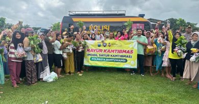 Polresta Banyuwangi Sampaikan Edukasi Kepada Warga Lewat Wayang Golek, Bagikan Sayur dan Sembako Polresta Banyuwangi Sampaikan Edukasi Kepada Warga Lewat Wayang Golek, Bagikan Sayur dan Sembako