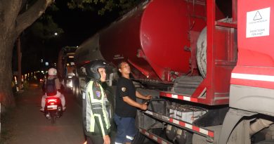 Polresta Banyuwangi Gercep Tangani Truk Mogok di Tengah Lonjakan Arus ke Pelabuhan Ketapang Polresta Banyuwangi Gercep Tangani Truk Mogok di Tengah Lonjakan Arus ke Pelabuhan Ketapang