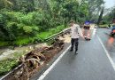 Hujan Tak Kunjung Reda Sepadan Jalan di Kecamatan Licin Longsor