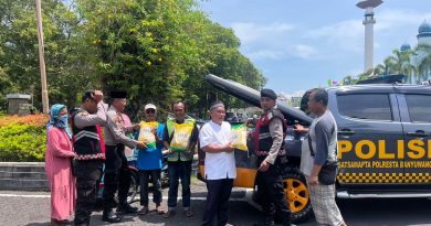 Polresta Banyuwangi Bagikan Beras di Masjid Agung Lewat Program Jumat Berkah Polresta Banyuwangi Bagikan Beras di Masjid Agung Lewat Program Jumat Berkah