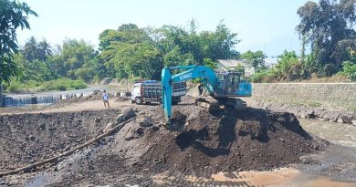 Dinas PU Pengairan Banyuwangi Keruk Sedimentasi Dam Garit untuk Cegah Banjir Dinas PU Pengairan Banyuwangi Keruk Sedimentasi Dam Garit untuk Cegah Banjir