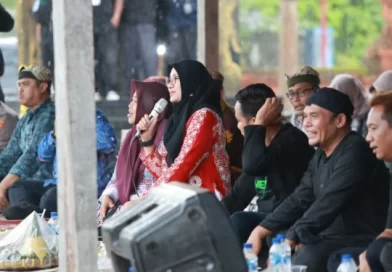 Ribuan Warga Temurejo Banyuwangi Gelar Kenduri Ingkung Sewu Syukuri Sertifikat TORA. Ribuan Warga Temurejo Banyuwangi Gelar Kenduri Ingkung Sewu Syukuri Sertifikat TORA.