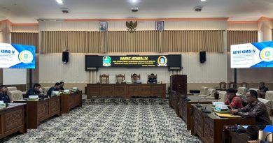 Rapat Komisi IV DPRD Banyuwangi dan IWB Pastikan Proyek Jalan & Jembatan Tepat Sasaran. Rapat Komisi IV DPRD Banyuwangi dan IWB Pastikan Proyek Jalan & Jembatan Tepat Sasaran.