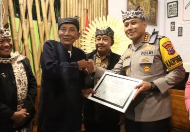Diapresiasi Masyarakat Adat, Kapolresta Banyuwangi Resmi Jadi Warga Kehormatan Suku Osing.