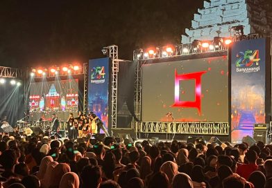 Drama Musikal Kolaborasi Kotak Band dan Seniman Banyuwangi Meriahkan Konser Kemanusiaan Harjaba 2025.