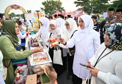 Antusias Warga Sambut Pasar Takjil Ramadhan Ngerandu Buko di Pantai Marina Boom Banyuwangi.