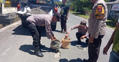 Polsek Pesanggaran Gelar Gerakan Serentak Perbaikan Jalan Berlubang untuk Kurangi Risiko Kecelakaan.