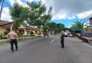 Tim Rescue Damkar dan Polsek Genteng Evakuasi Pohon Tumbang yang Menghambat Arus Lalu Lintas di Jalan KH. Wahid Hasyim Genteng Kulon.
