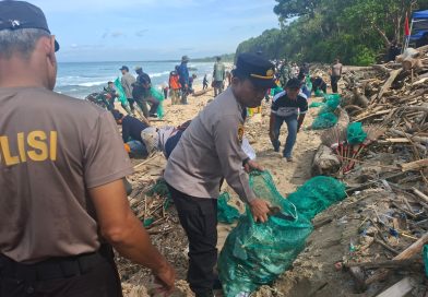 Polresta Banyuwangi Ikuti Karya Bakti Bersih Pantai di Pantai Pancur Alaspurwo Banyuwangi.