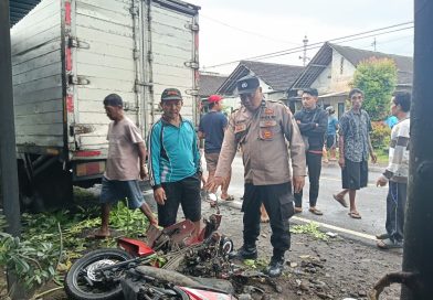 Tabrakan Truk Box dan Motor di Tikungan Gambiran Banyuwangi, Satu Korban Meninggal di Tempat. Tabrakan Truk Box dan Motor di Tikungan Gambiran Banyuwangi, Satu Korban Meninggal di Tempat.