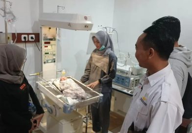 Bayi Perempuan Ditemukan di Pos Kamling Sumberrejo Banyuwangi, Kini Dirawat di RSUD Blambangan. Bayi Perempuan Ditemukan di Pos Kamling Sumberrejo Banyuwangi, Kini Dirawat di RSUD Blambangan.