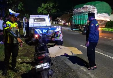 Kecelakaan di Jalan Raya Pakistaji Kabat Motor Seruduk Pejalan Kaki, Pengendara Meninggal Dunia di TKP. Kecelakaan di Jalan Raya Pakistaji Kabat Motor Seruduk Pejalan Kaki, Pengendara Meninggal Dunia di TKP.