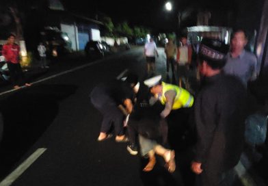 Diduga Hantam Lubang di Jalan Menikung, Pengendara Honda Beat Alami Luka Serius di Muncar.