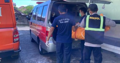 Dua Jenazah Diduga Korban KMP Tunu Pratama Jaya Yang Ditemukan di Perairan Jembrana Dikirim ke Banyuwangi untuk Identifikasi.