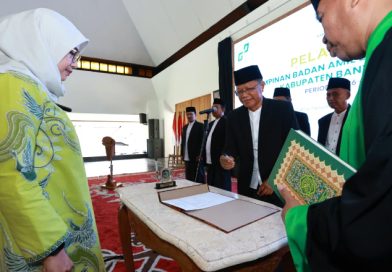 Bupati Banyuwangi Lantik Pimpinan Baru Baznas 2026-2031, Harap Zakat Lebih Efektif dan Tersentralisasi. Bupati Banyuwangi Lantik Pimpinan Baru Baznas 2026-2031, Harap Zakat Lebih Efektif dan Tersentralisasi.