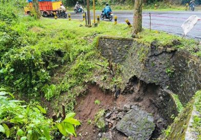 Jalur Gumitir Ambles Lagi, Retakan Capai 6 Meter di Tikungan Kalibaru. Jalur Gumitir Ambles Lagi, Retakan Capai 6 Meter di Tikungan Kalibaru.