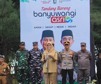 Bupati Banyuwangi Kibar Aksi Nasional, Deklarasikan Banyuwangi ASRI dengan Ribuan Warga di Pantai Grand Watu Dodol. Bupati Banyuwangi Kibar Aksi Nasional, Deklarasikan Banyuwangi ASRI dengan Ribuan Warga di Pantai Grand Watu Dodol.