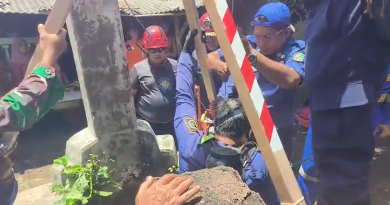 Evakuasi Korban Jatuh ke Sumur 15 Meter di Patoman Banyuwangi,Petugas Damkar Mat Bahu-membahu Menangani Kejadian. Evakuasi Korban Jatuh ke Sumur 15 Meter di Patoman Banyuwangi,Petugas Damkar Mat Bahu-membahu Menangani Kejadian.