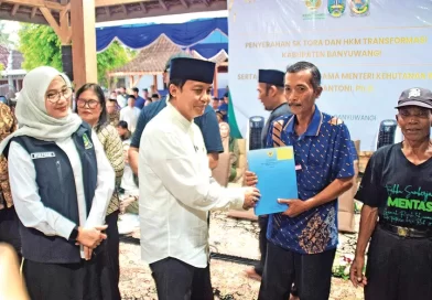 Warga Banyuwangi Terima SK TORA dan HKm Transformasi, Perkuat Kemandirian Agraria. Warga Banyuwangi Terima SK TORA dan HKm Transformasi, Perkuat Kemandirian Agraria.