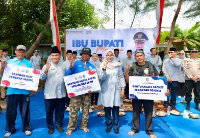 Bupati Ipuk Serahkan Bantuan 12 Mesin Kapal dan Alat Bantu Nelayan di Desa Bomo Blimbingsari.