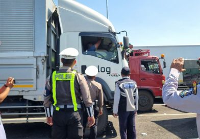 Operasi Ketupat Semeru 2026, Satlantas Banyuwangi Perketat Pengawasan Truk Menuju Pelabuhan Ketapang. Operasi Ketupat Semeru 2026, Satlantas Banyuwangi Perketat Pengawasan Truk Menuju Pelabuhan Ketapang.