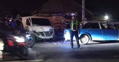 Gagal Menghindar saat Cuaca Gerimis, Daihatsu B-Van Tabrak Samping Truk di Simpang Empat Cangaan Genteng Banyuwangi. Gagal Menghindar saat Cuaca Gerimis, Daihatsu B-Van Tabrak Samping Truk di Simpang Empat Cangaan Genteng Banyuwangi.