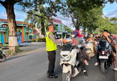 Polsek Muncar Bagikan Takjil Gratis Kepada Pengguna Jalan sebagai Bentuk Kepedulian. Polsek Muncar Bagikan Takjil Gratis Kepada Pengguna Jalan sebagai Bentuk Kepedulian.