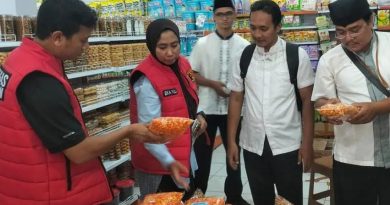 Menjelang Idul Fitri, Satgas Pangan Polresta Banyuwangi Ingatkan Tarik Barang Mendekati Kadaluarsa. Menjelang Idul Fitri, Satgas Pangan Polresta Banyuwangi Ingatkan Tarik Barang Mendekati Kadaluarsa.